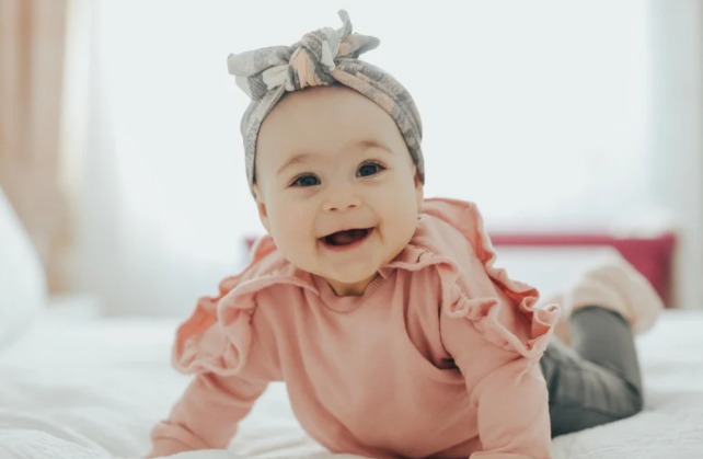 Karakter bayi bulan Desember, Bayi aktif dan suka bermain, Petualang kecil yang ceria, Tips mengasuh bayi penuh energi, Parenting bayi optimis dan mandiri, Tumbuh kembang bayi Desember, Anak kuat hati dan penyayang